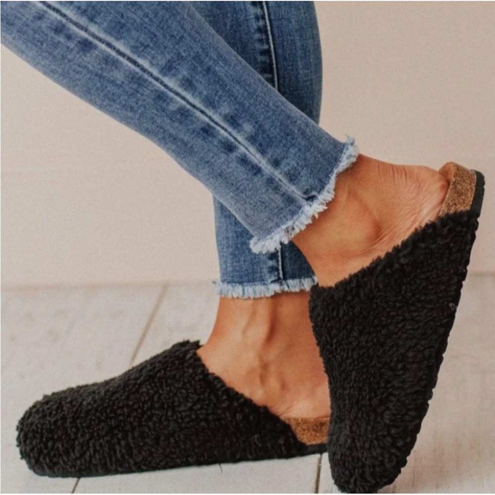 Seychelles New Routine Faux Shearling Mule Clogs in Black - Size 8